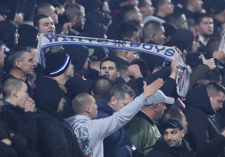 Uoči utakmice stadion je grmio: 'Hoćemo pobjedu!' Osim toga pjevalo se i sa zapadne i istočne tribine: "Na Poljudu s one strane Marjana navijamo za Hajduka"