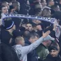 Uoči utakmice stadion je grmio: &apos;Hoćemo pobjedu!&apos; Osim toga pjevalo se i sa zapadne i istočne tribine: &quot;Na Poljudu s one strane Marjana navijamo za Hajduka&quot;