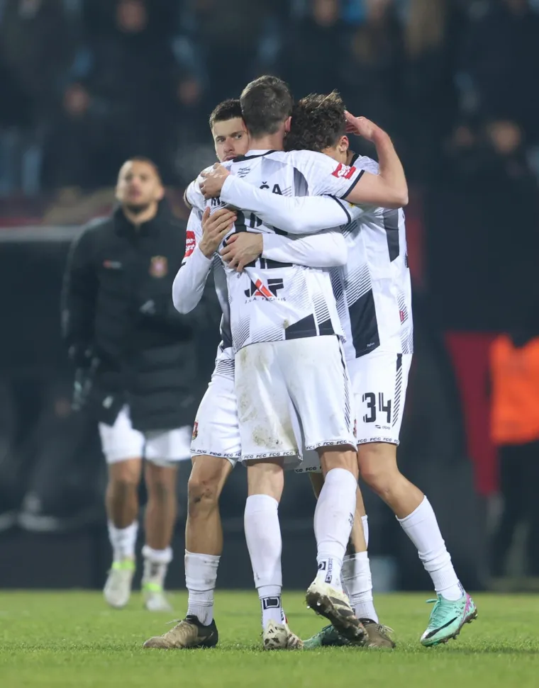 Livaja je izveo udarac u donji desni kut, ali Banić je bio na visini zadatka. Golman Gorice obranio je udarac kao da je upravo postigao gol na drugoj strani, slaveći s istim oduševljenjem.