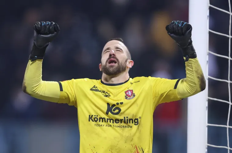 Livaja je izveo udarac u donji desni kut, ali Banić je bio na visini zadatka. Golman Gorice obranio je udarac kao da je upravo postigao gol na drugoj strani, slaveći s istim oduševljenjem.