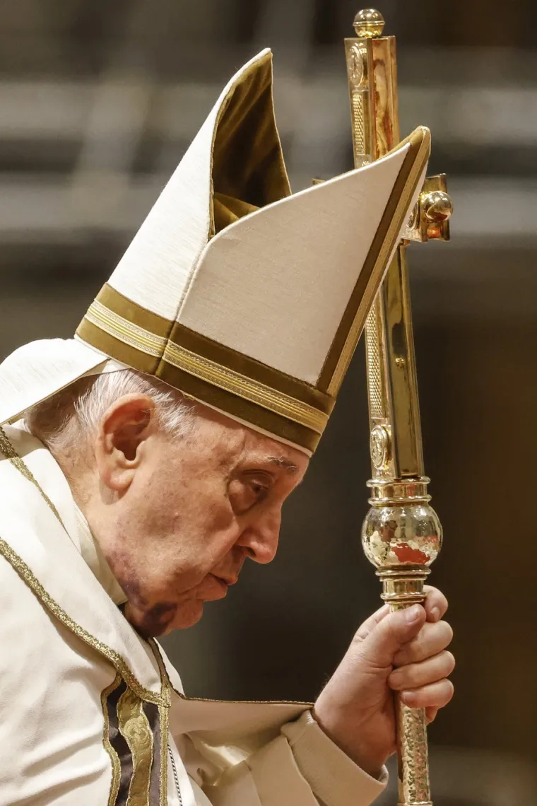 Vatikanski ured za medije rekao je da neće komentirati što se dogodilo, a izvori u Vatikanu koje prenosi francuska novinska agencija Afp, navode da je papa u petak ujutro pao dok je ustajao iz kreveta.