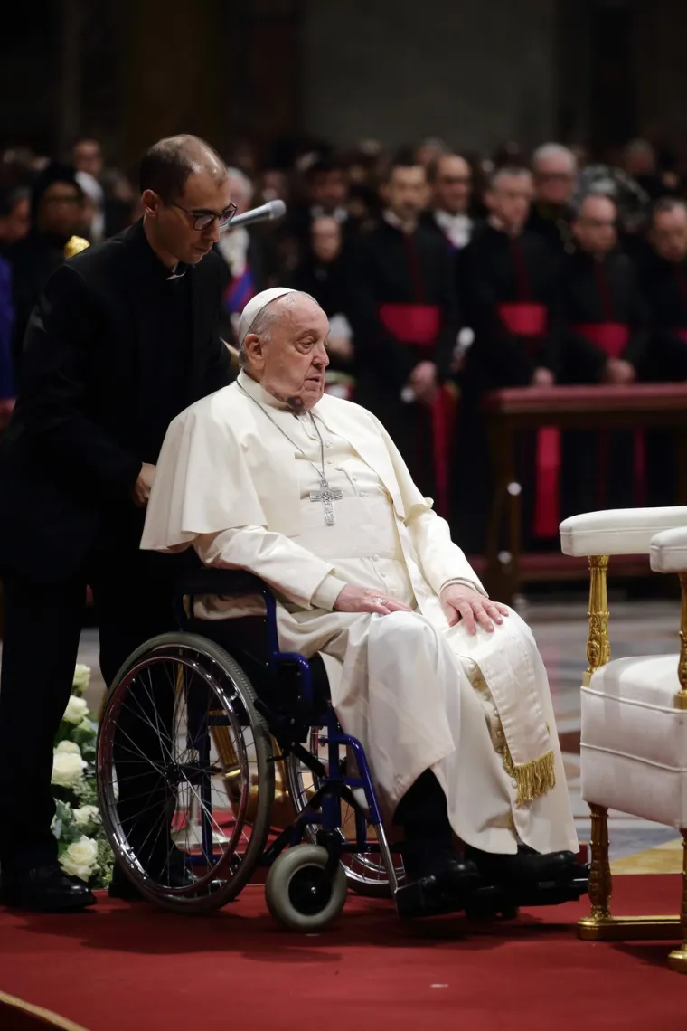 Franjo, koji je papa od 2013. godine, povremeno je proteklih godina imao zdravstvene poteškoće, a sada se koristi invalidskim kolicima da ublaži bol u koljenu i leđima.