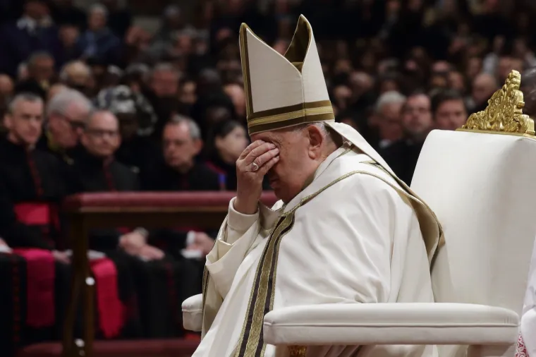 Pao dok je ustajao iz kreveta? Papa Franjo vodio misu za kardinale s licem punim modrica