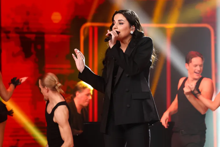  Severina je rekla da je pjesma koju je otpjevala bila najzahtjevnija večeras, a Filip se našalio: &quot;Ako budeš dizala kredit za karijeru, ja ću ti biti jamac!&quot;