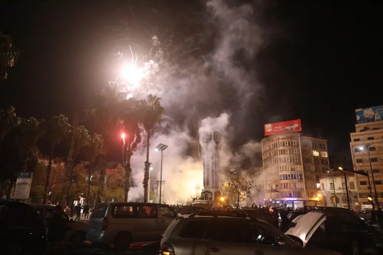 Nestvarne scene u Siriji! Pobunjenici zauzeli grad, ulicama lete meci