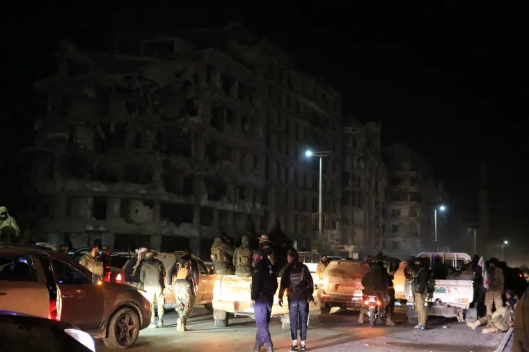 Nestvarne scene u Siriji! Pobunjenici zauzeli grad, ulicama lete meci