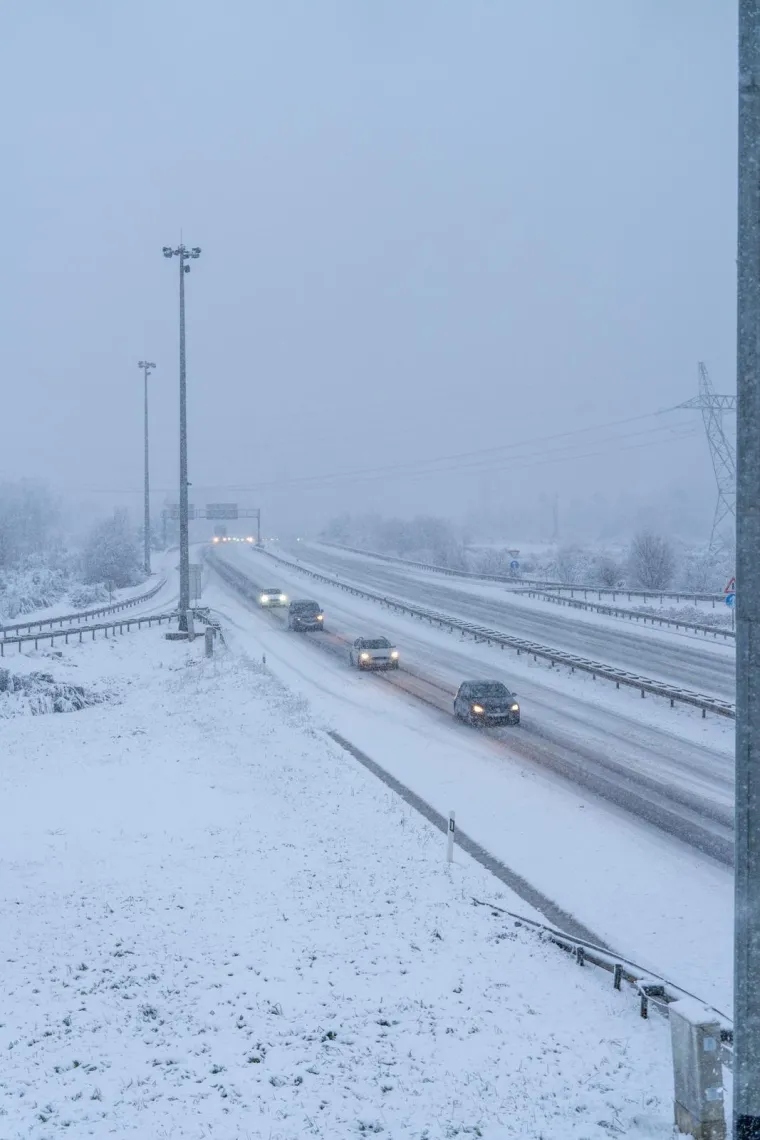 Gospićani, vadite lopate! Pada gusti snijeg, a sutra tek kreće pravi lički