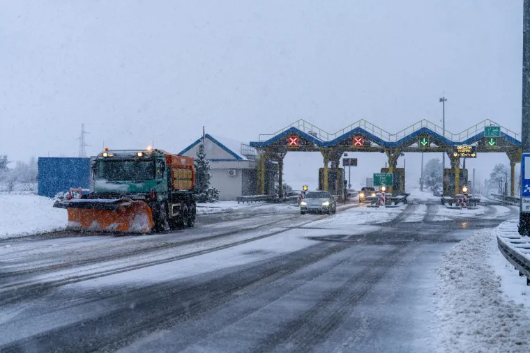 Gospićani, vadite lopate! Pada gusti snijeg, a sutra tek kreće pravi lički