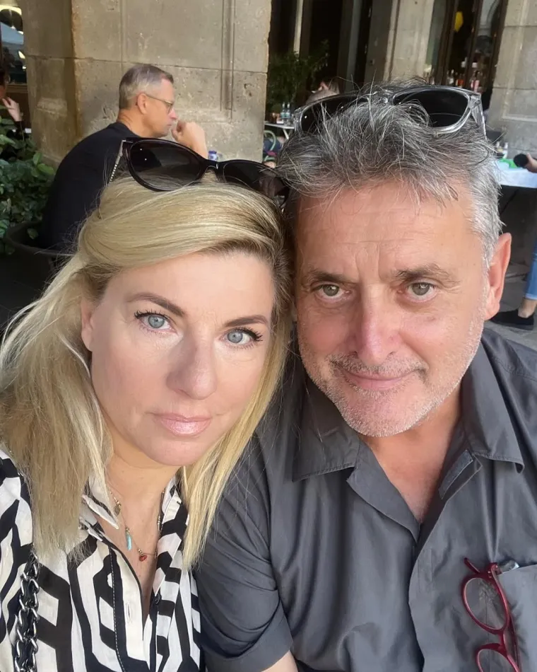 Suzy je u dugogodišnjem braku sa suprugom Narcisom, s kojim ima dvije kćeri, Hannan i Taru.