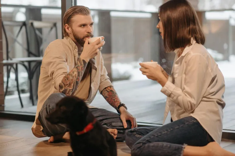 1. Ne možete razgovarati o seksu: U vezama je komunikacija ključna, pogotovo kada se radi o intimnijim pitanjima poput seksa. Razgovor o vašim fantazijama, željama i nesigurnostima zahtijeva ranjivost, što može biti neugodno za neke ljude. No nemojte dopustiti da vas to spriječi u vođenju važnih razgovora - što se više otvorite, ti će razgovori postati lakši.
