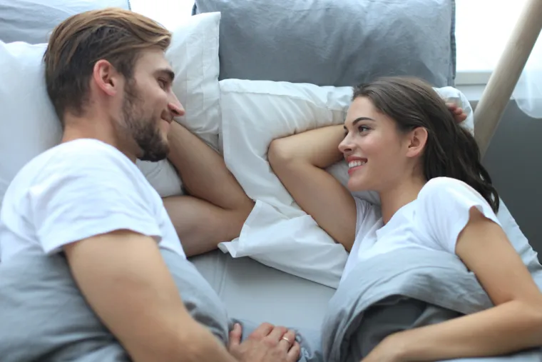 8. Imate anksioznost vezanu uz seksualne performanse: Strahovi o tome da nećete moći izvesti (postići ili održati erekciju, doživjeti orgazam) mogu uzrokovati toliku anksioznost prije seksa da je nekim parovima lak&scaron;e potpuno odustati. Ako ne poku&scaron;am, ne mogu ni pogrije&scaron;iti - to je pogre&scaron;no razmi&scaron;ljanje.