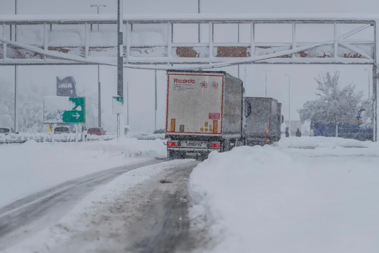 Zbog zimskih uvjeta zabrana je prometa za motorna vozila bez propisane zimske opreme i teretna vozila s priključnim vozilom na državnim i županijskim cestama u Gorskom kotaru i Lici