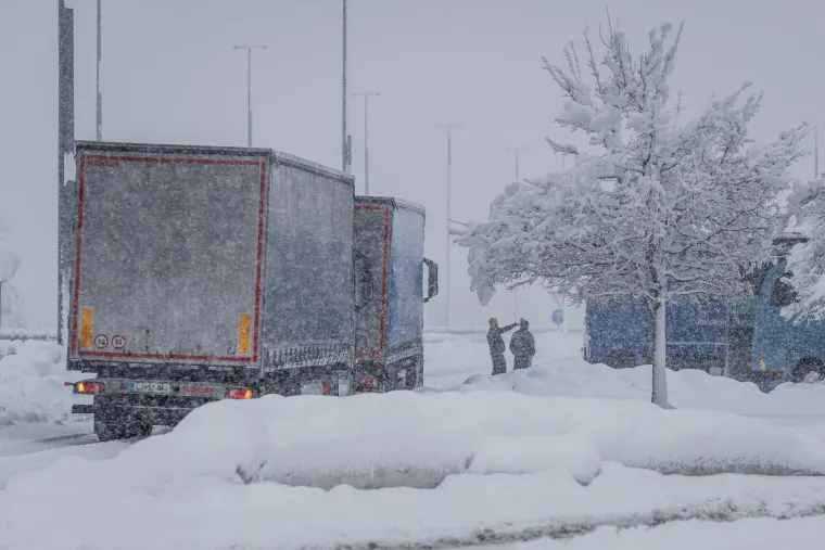 Umjereno do pretežno oblačno, mjestimice s kišom, a na moru i izraženijim pljuskovima s grmljavinom, većinom na otocima. U unutrašnjosti i snijeg, uglavnom u Gorskoj Hrvatskoj gdje će se stvarati i novi snježni pokrivač, dok će prema sjeveru i osobito istoku oborina biti sve rjeđa