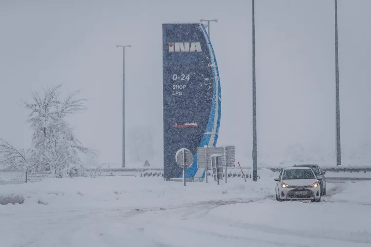 Gusti snijeg u Lici stvorio pravu zimsku idilu