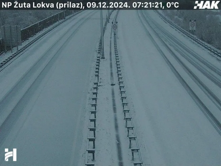 Gusti snijeg u Lici stvorio pravu zimsku idilu