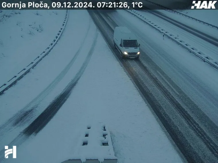 Gusti snijeg u Lici stvorio pravu zimsku idilu