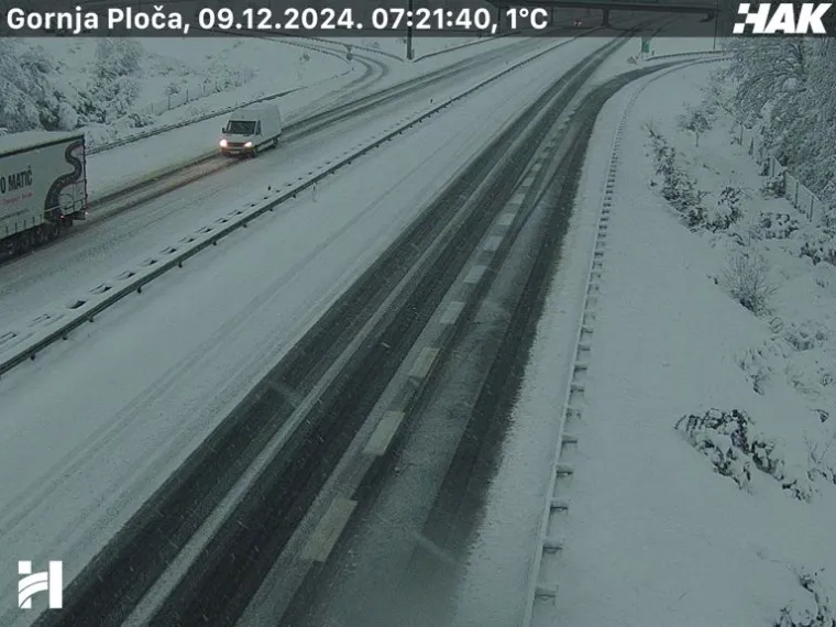 Gusti snijeg u Lici stvorio pravu zimsku idilu