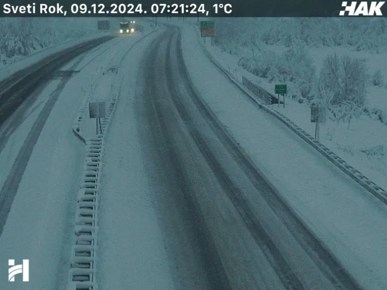 Gusti snijeg u Lici stvorio pravu zimsku idilu