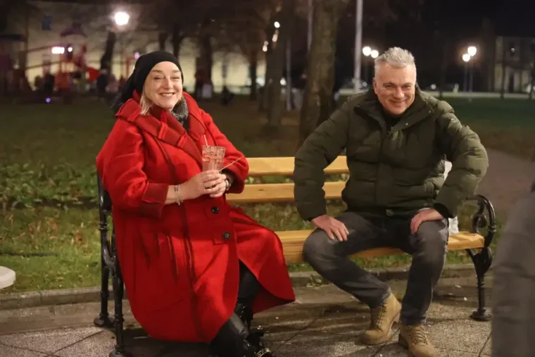 Pogledajte kako se Ogulinci zabavljaju: Lijepe djevojke opustile se uz vino, plesale uz Giulianove hitove
