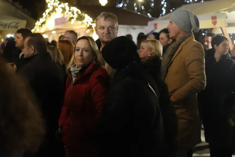 Pogledajte kako se Ogulinci zabavljaju: Lijepe djevojke opustile se uz vino, plesale uz Giulianove hitove