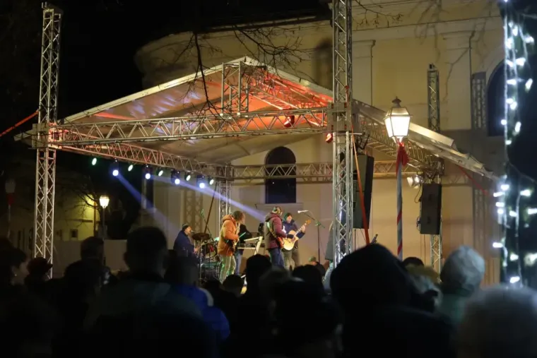 Pogledajte kako se Ogulinci zabavljaju: Lijepe djevojke opustile se uz vino, plesale uz Giulianove hitove