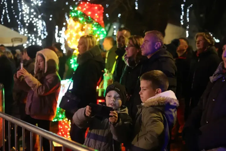 Pogledajte kako se Ogulinci zabavljaju: Lijepe djevojke opustile se uz vino, plesale uz Giulianove hitove