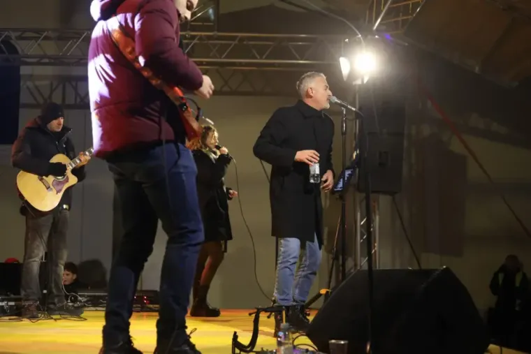 Pogledajte kako se Ogulinci zabavljaju: Lijepe djevojke opustile se uz vino, plesale uz Giulianove hitove