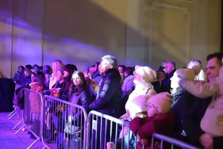 Pogledajte kako se Ogulinci zabavljaju: Lijepe djevojke opustile se uz vino, plesale uz Giulianove hitove