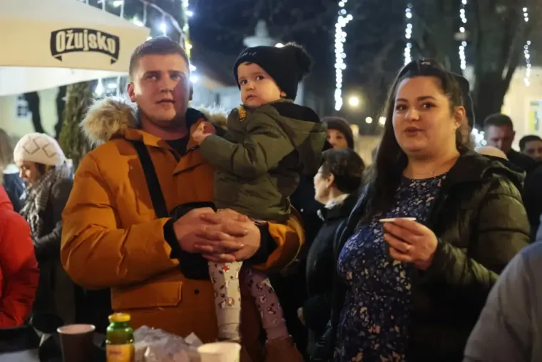 Pogledajte kako se Ogulinci zabavljaju: Lijepe djevojke opustile se uz vino, plesale uz Giulianove hitove