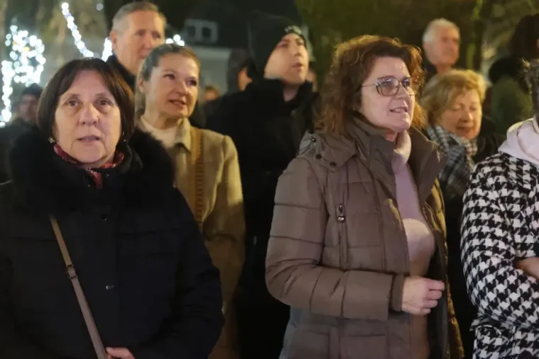 Pogledajte kako se Ogulinci zabavljaju: Lijepe djevojke opustile se uz vino, plesale uz Giulianove hitove