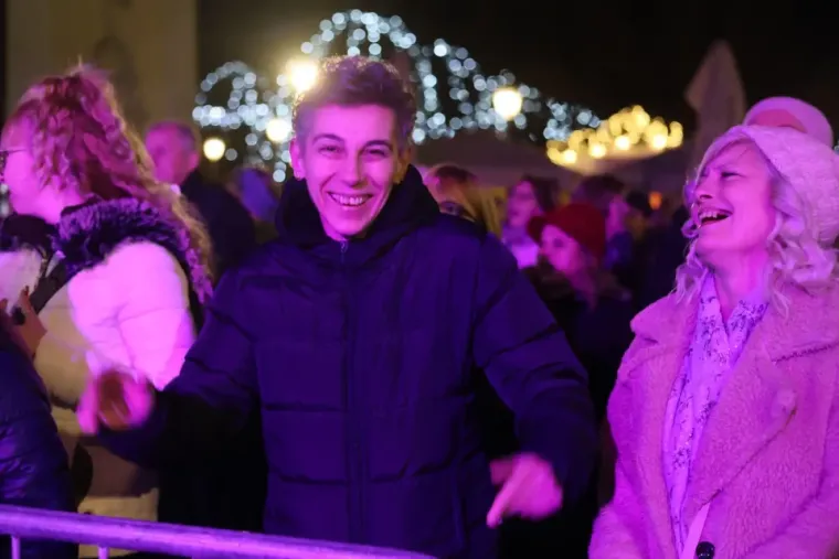 Pogledajte kako se Ogulinci zabavljaju: Lijepe djevojke opustile se uz vino, plesale uz Giulianove hitove