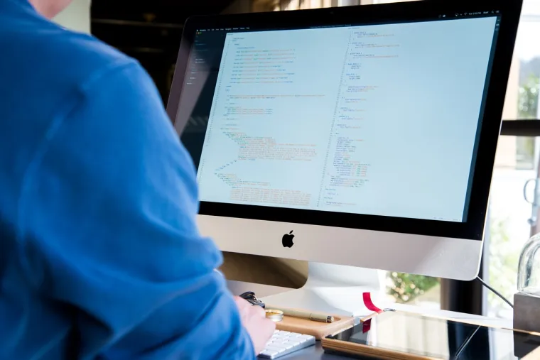 Pisanje koda i izrada web stranica i aplikacija često dolazi uz postavljene rokove. No ispostavilo se da rokovi nemaju jako velik utjecaj na razine profesionalnog stresa kod web programera.