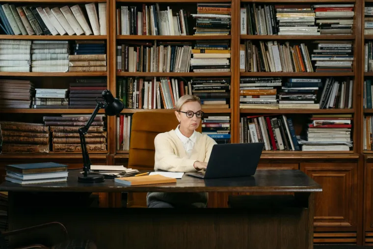 Ako volite čitati rad okružen knjigama zvuči prilično privlačno. Knjižničari rede puno više od pukog organiziranja polica, arhiva i izdavanja knjiga, ali ipak je to jedno od najmanje stresnih zanimanja.