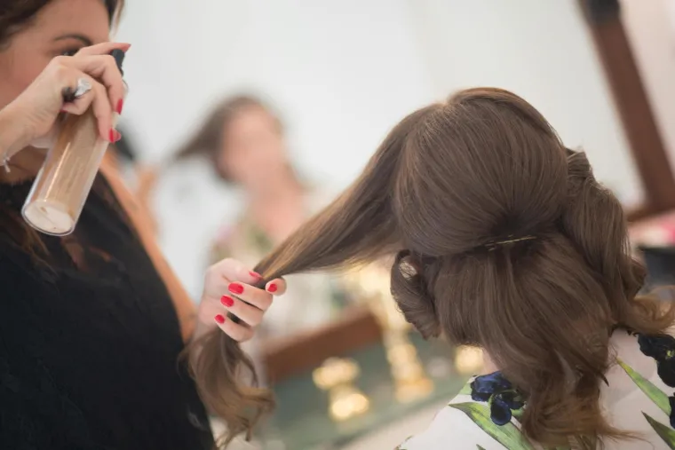 Ako volite biti okruženi ljudima cijeli dan onda bi posao frizera moga biti idealan za vas. Jako je kreativan, puno je razgovora s klijentima, a nema nikakve potrebe da išta od toga nosite kući nakon radnog vremena.