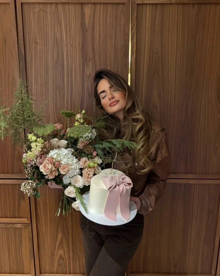 Adrianina majka doputovala je iz rodnog Dubrovnika kako bi bila uz kćer, a slavljenica je na društvenim mrežama podijelila fotografije rođendanske čestitke, buketa cvijeća i torte.