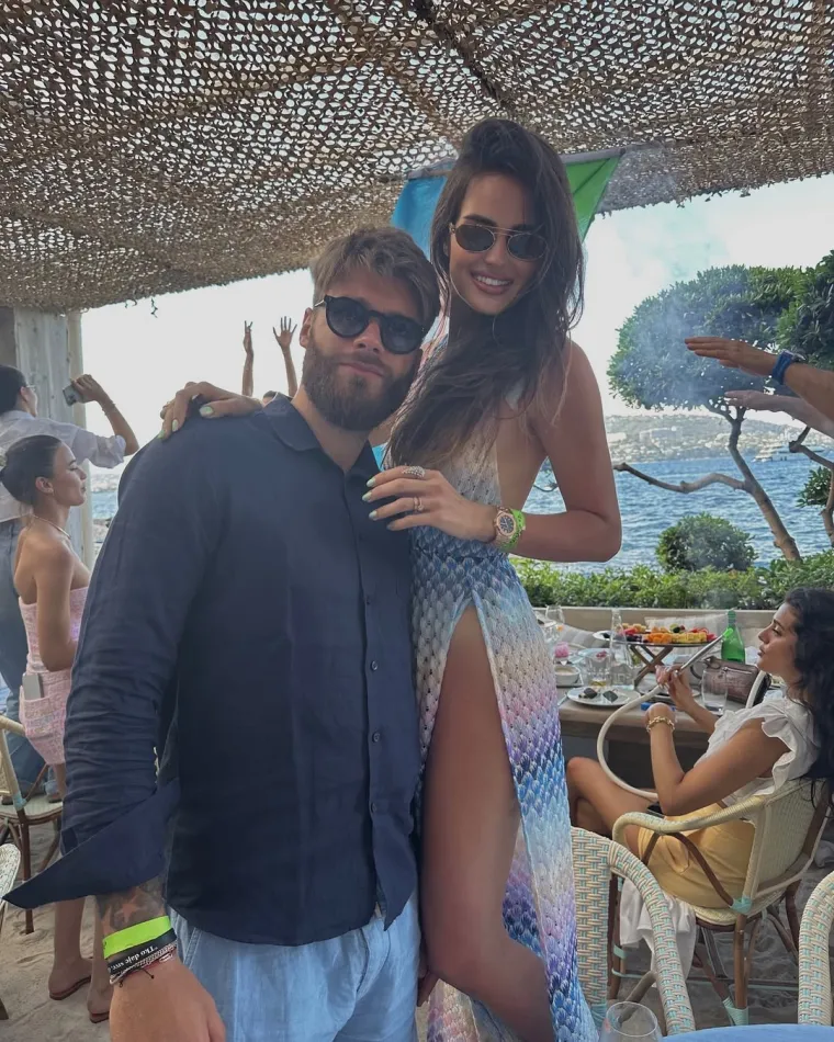 Adriana i Duje u braku su od 2021. godine, a trenutno žive u Francuskoj, gdje Duje igra za nogometni klub Lyon.