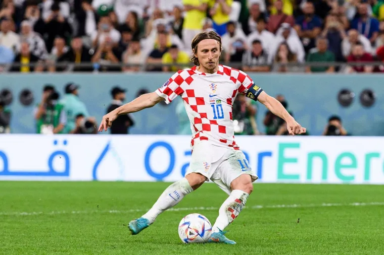 Luka Modrić hladno šalje loptu u mrežu, u ovom dresu će biti na muralu u svome gradu.