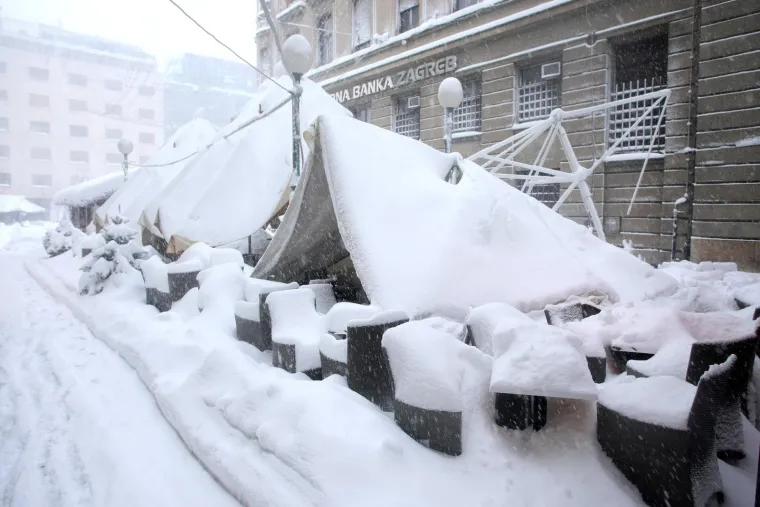 Prije 12 godina grad Zagreb zatrpale su velike količine snijega, kakve nisu viđene 57 godina prije toga. 