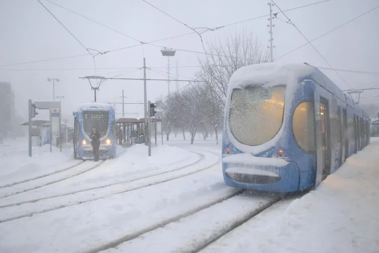 Autobusni i tramvajski promet bio je u kolapsu, povremeno su vozili, a nekoliko ZET-ovih tramvaja u snijegu je o&scaron;tećeno.