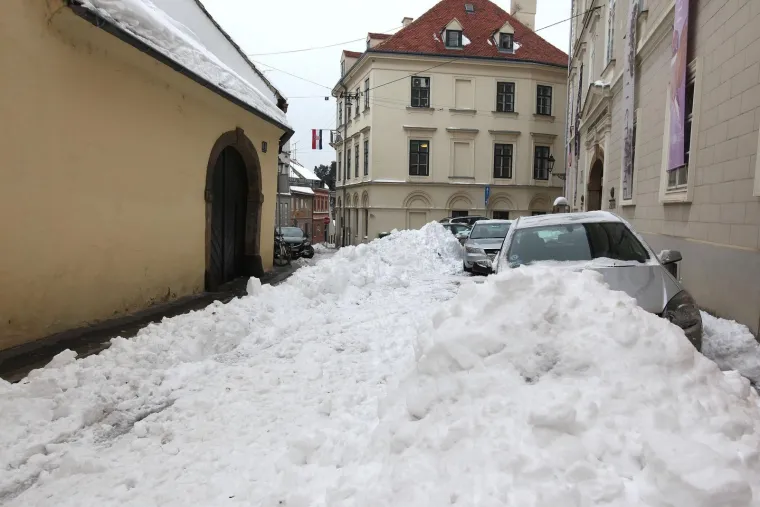 Tog jutra u 7 sati na Griču je izmjereno 38 centimetara snijega, a u popodnevnim satima čak 45 centimetara.