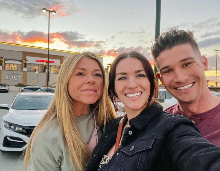 U vezi ih je troje... Doslovno! Kad su si dojadili kao par, prona&scaron;li su si plavu&scaron;u. Ovako izgleda veza kalifornijskih influencera