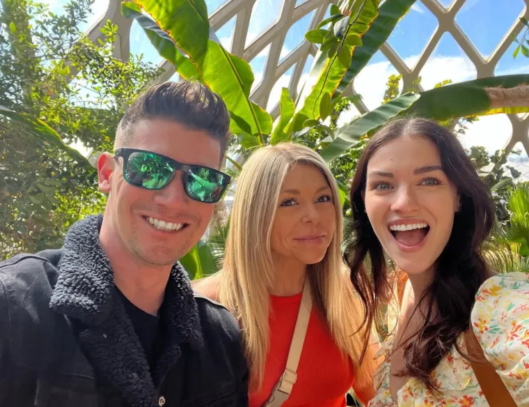 U vezi ih je troje... Doslovno! Kad su si dojadili kao par, prona&scaron;li su si plavu&scaron;u. Ovako izgleda veza kalifornijskih influencera