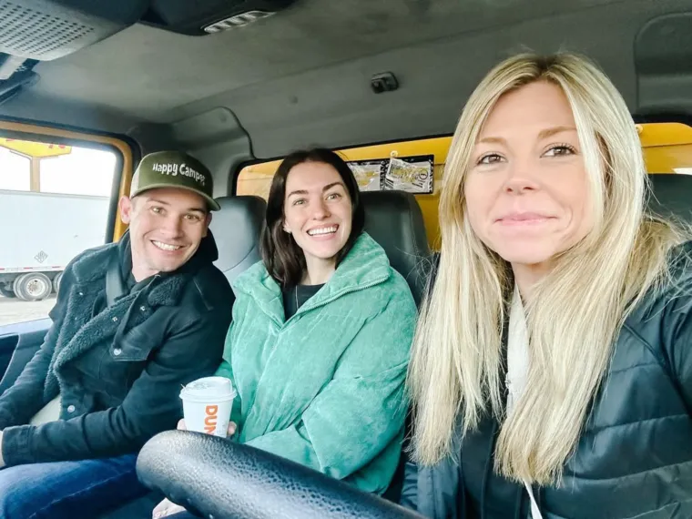 U vezi ih je troje... Doslovno! Kad su si dojadili kao par, prona&scaron;li su si plavu&scaron;u. Ovako izgleda veza kalifornijskih influencera