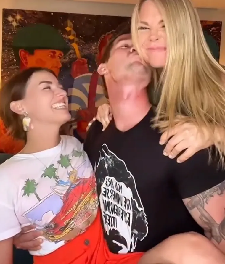 U vezi ih je troje... Doslovno! Kad su si dojadili kao par, prona&scaron;li su si plavu&scaron;u. Ovako izgleda veza kalifornijskih influencera