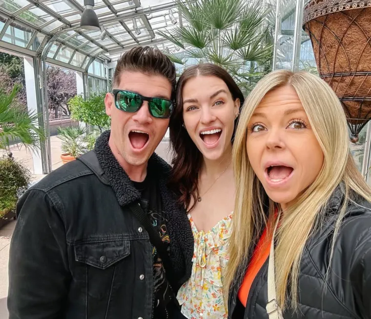 U vezi ih je troje... Doslovno! Kad su si dojadili kao par, prona&scaron;li su si plavu&scaron;u. Ovako izgleda veza kalifornijskih influencera