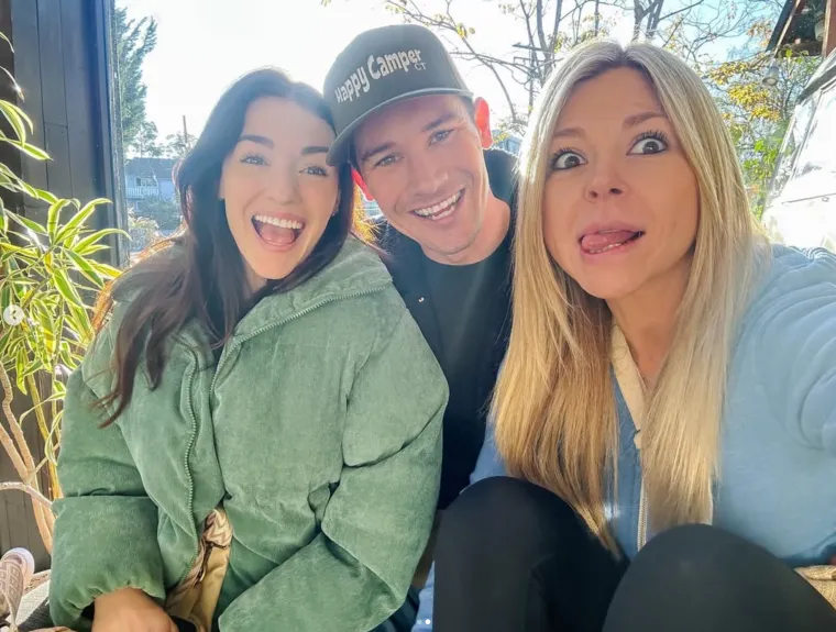 U vezi ih je troje... Doslovno! Kad su si dojadili kao par, prona&scaron;li su si plavu&scaron;u. Ovako izgleda veza kalifornijskih influencera