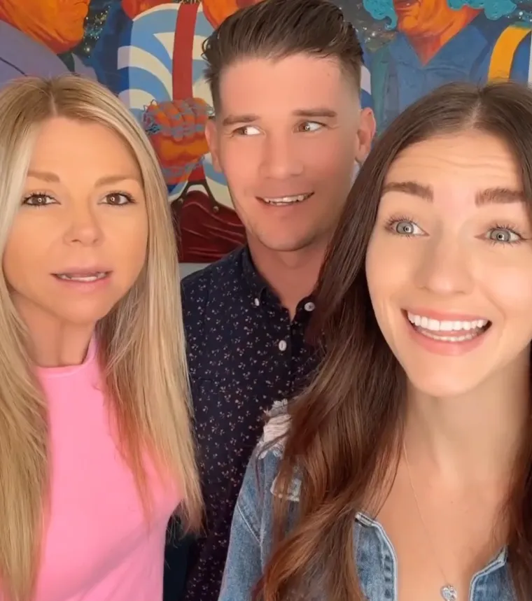 U vezi ih je troje... Doslovno! Kad su si dojadili kao par, prona&scaron;li su si plavu&scaron;u. Ovako izgleda veza kalifornijskih influencera