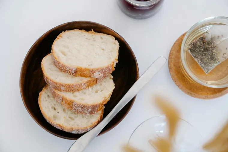5. Bijeli kruh: Kada je kruh prvi put stvoren, imao je četiri sastojka: vodu, kvasac, bra&scaron;no i sol. Danas se u kruh dodaje jo&scaron; niz sastojaka. Općenito je preporučljivo izbjegavati prerađene ugljikohidrate.