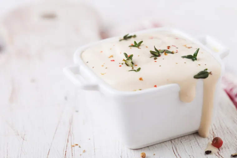 18. Kremasti umaci: Često sadrže visoke količine zasićenih masti i kalorija.