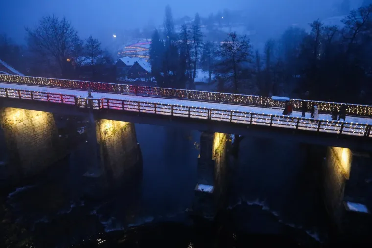 Ukrašeni su mostovi po kojima rado šetaju turisti i mještani